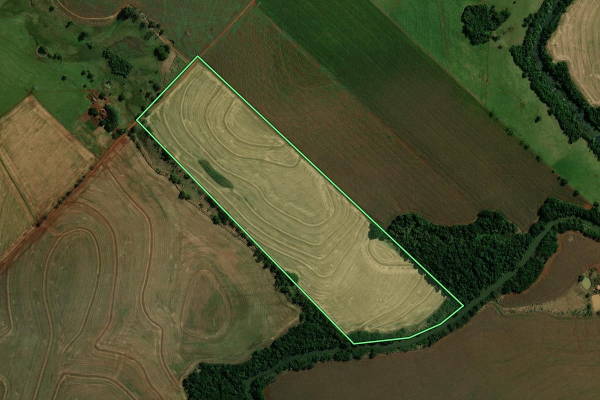 Imagem de satélite do imóvel rural em São João do Ivaí (PR), com o contorno declarado no CAR desenhado por cima.