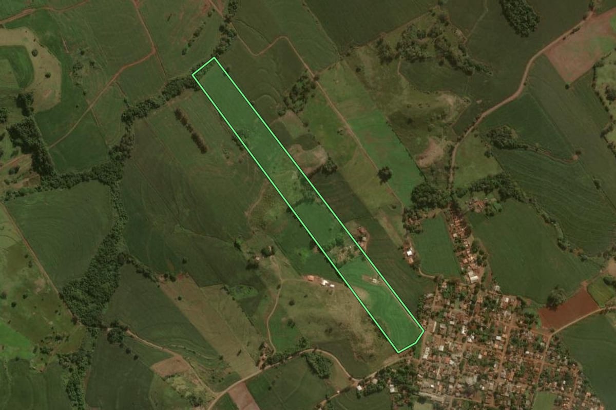 Imagem de satélite do imóvel rural em São João do Ivaí (PR), com o contorno declarado no CAR desenhado por cima.