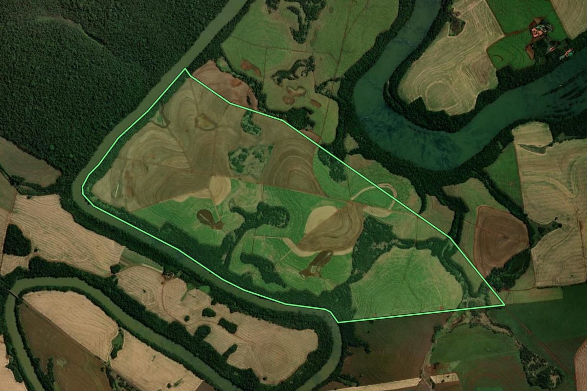 Imagem de satélite do imóvel rural em São João do Ivaí (PR), com o contorno declarado no CAR desenhado por cima.