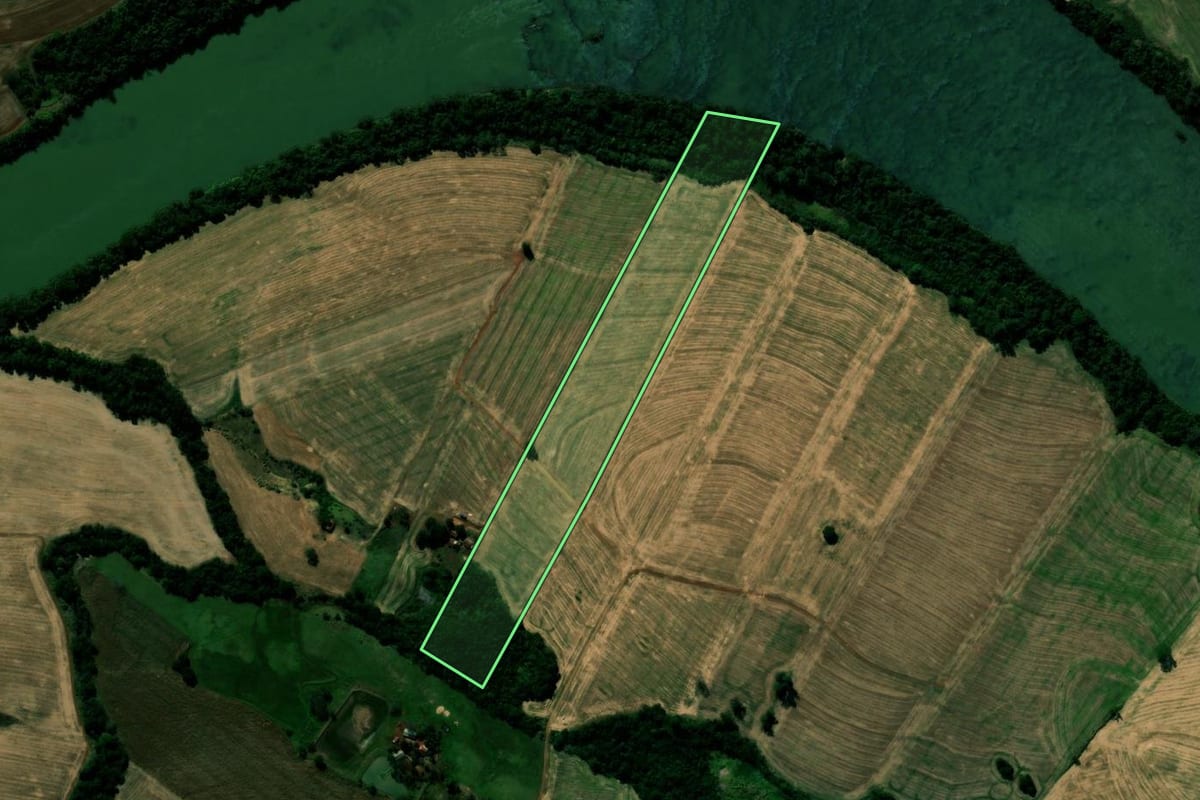 Imagem de satélite do imóvel rural em São João do Ivaí (PR), com o contorno declarado no CAR desenhado por cima.