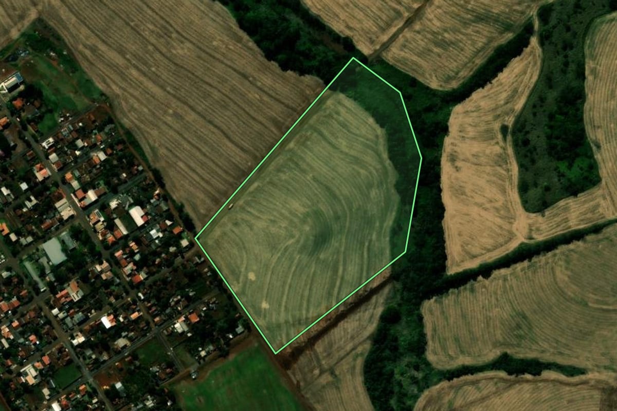 Imagem de satélite do imóvel rural em São João do Ivaí (PR), com o contorno declarado no CAR desenhado por cima.