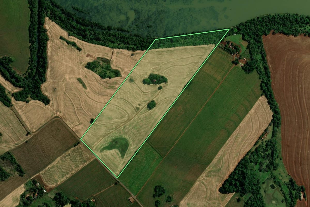 Imagem de satélite do imóvel rural em São João do Ivaí (PR), com o contorno declarado no CAR desenhado por cima.