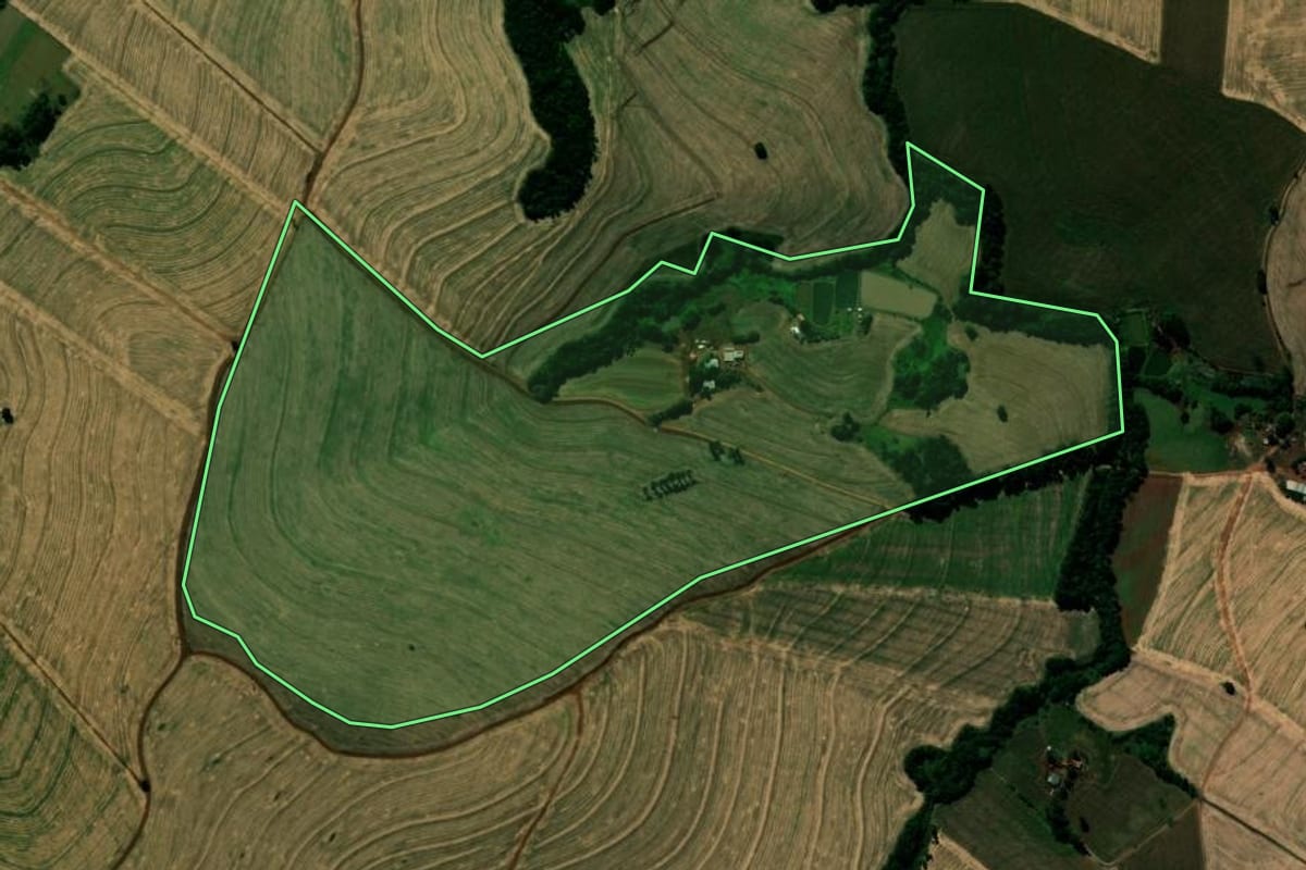 Imagem de satélite do imóvel rural em São João do Ivaí (PR), com o contorno declarado no CAR desenhado por cima.