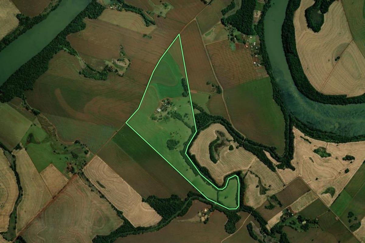 Imagem de satélite do imóvel rural em São João do Ivaí (PR), com o contorno declarado no CAR desenhado por cima.