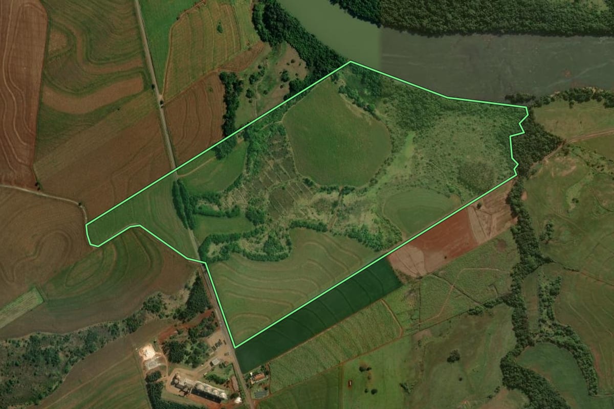 Imagem de satélite do imóvel rural em São João do Ivaí (PR), com o contorno declarado no CAR desenhado por cima.