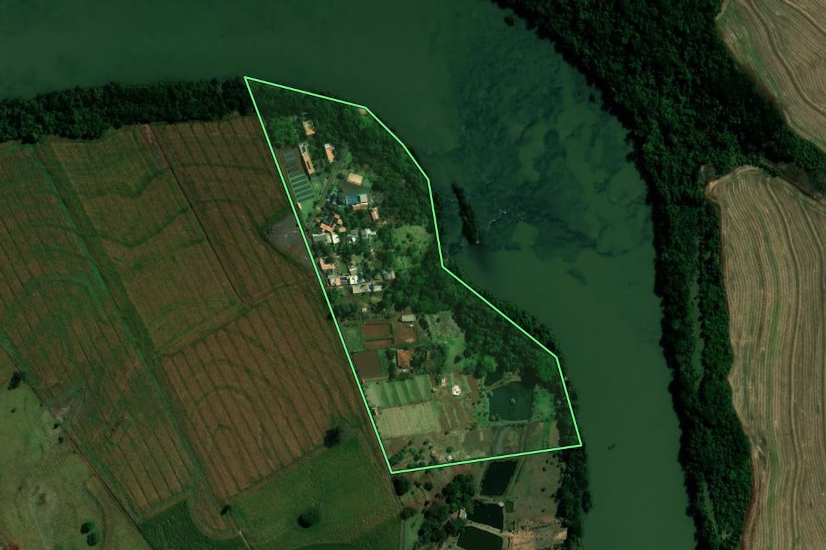 Imagem de satélite do imóvel rural em São João do Ivaí (PR), com o contorno declarado no CAR desenhado por cima.