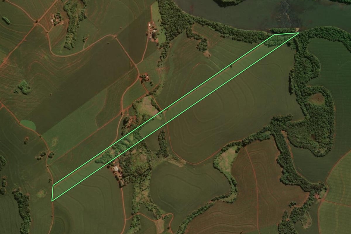 Imagem de satélite do imóvel rural em São João do Ivaí (PR), com o contorno declarado no CAR desenhado por cima.