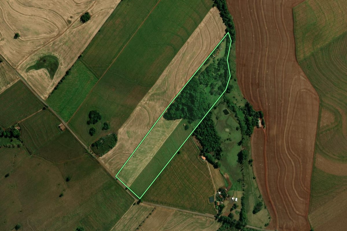 Imagem de satélite do imóvel rural em São João do Ivaí (PR), com o contorno declarado no CAR desenhado por cima.