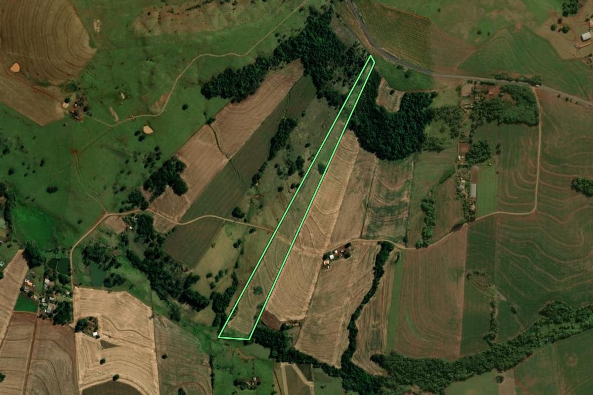 Imagem de satélite do imóvel rural em São João do Ivaí (PR), com o contorno declarado no CAR desenhado por cima.