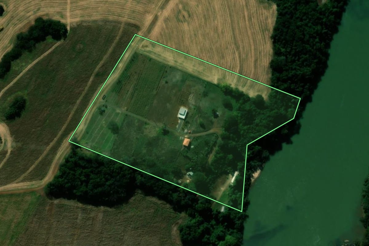 Imagem de satélite do imóvel rural em São João do Ivaí (PR), com o contorno declarado no CAR desenhado por cima.