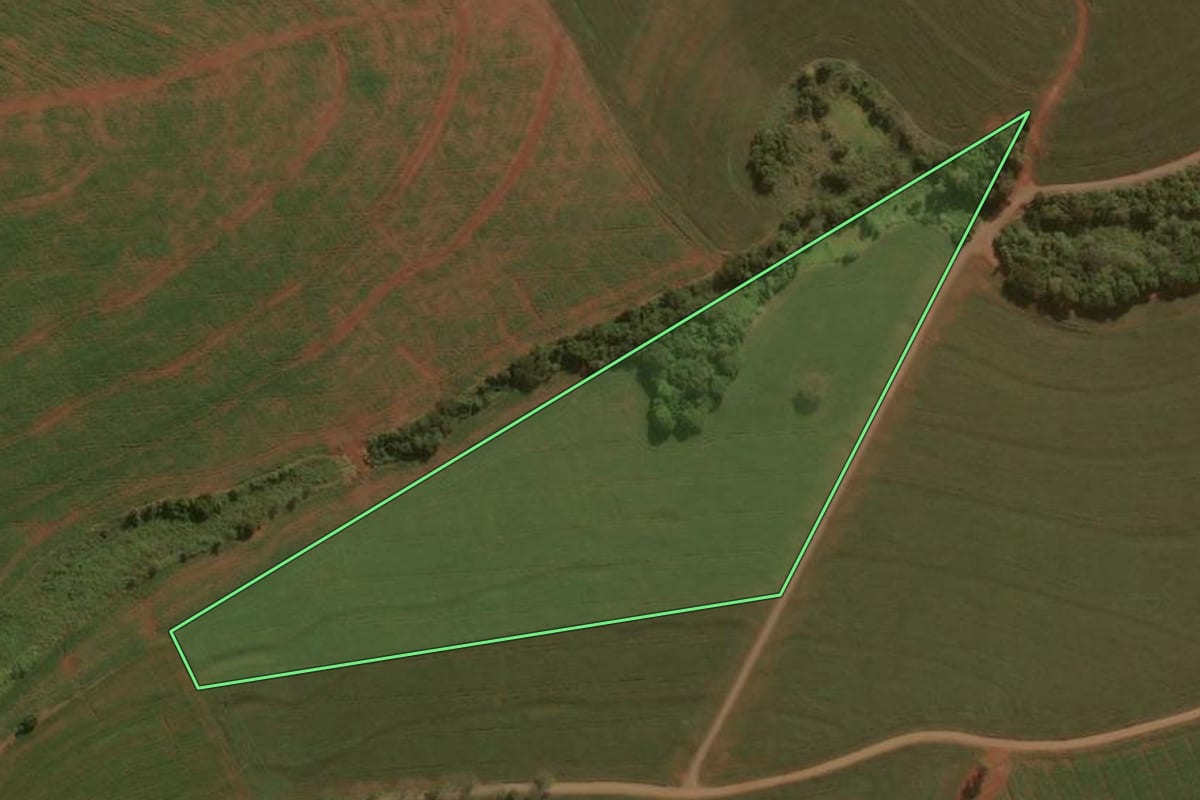 Imagem de satélite do imóvel rural em São João do Ivaí (PR), com o contorno declarado no CAR desenhado por cima.