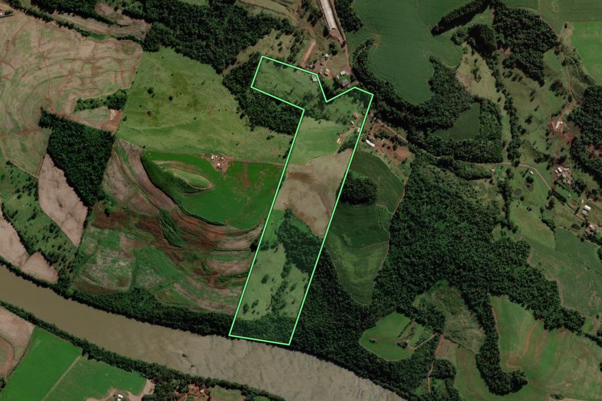 Imagem de satélite do imóvel rural em São Jorge d'Oeste (PR), com o contorno declarado no CAR desenhado por cima.