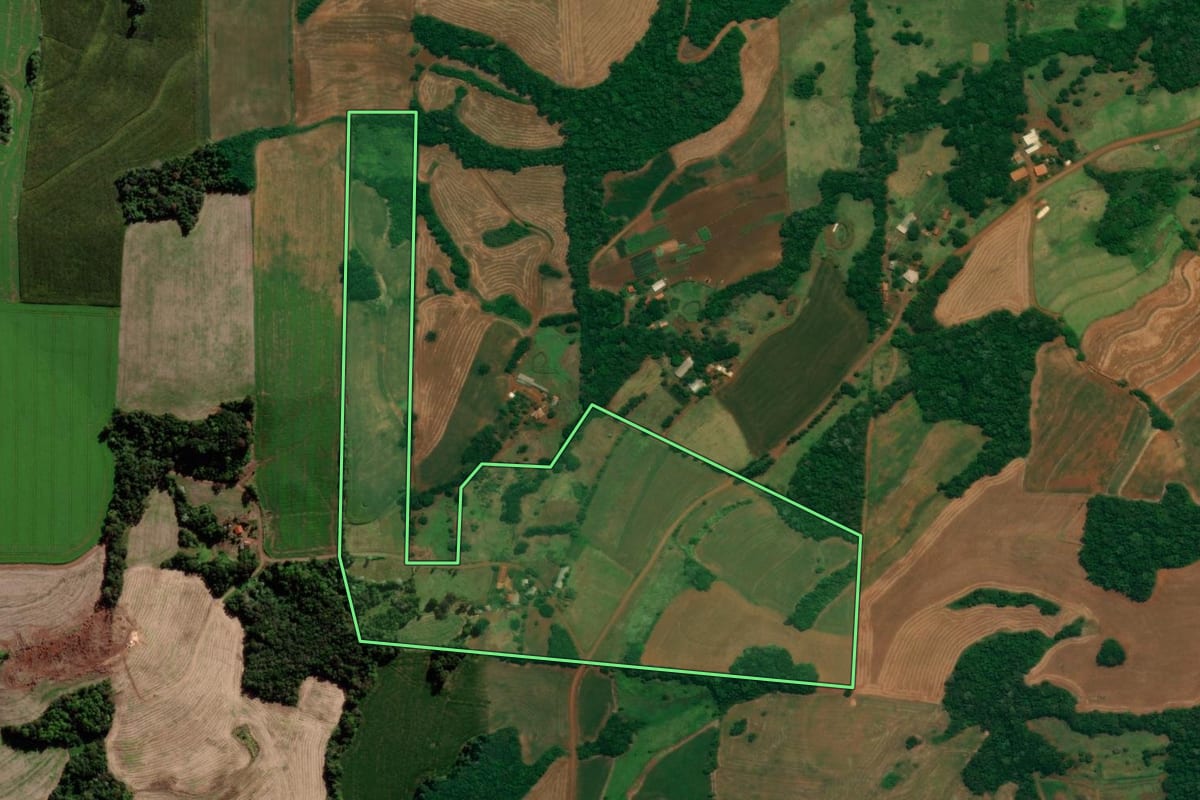 Imagem de satélite do imóvel rural em São Jorge d'Oeste (PR), com o contorno declarado no CAR desenhado por cima.