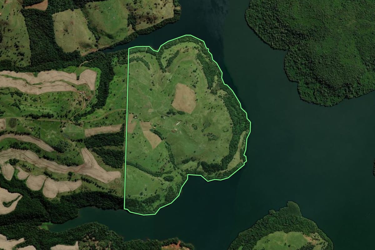 Imagem de satélite do imóvel rural em São Jorge d'Oeste (PR), com o contorno declarado no CAR desenhado por cima.