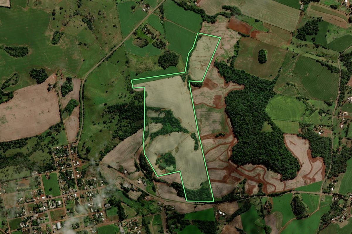Imagem de satélite do imóvel rural em São Jorge d'Oeste (PR), com o contorno declarado no CAR desenhado por cima.