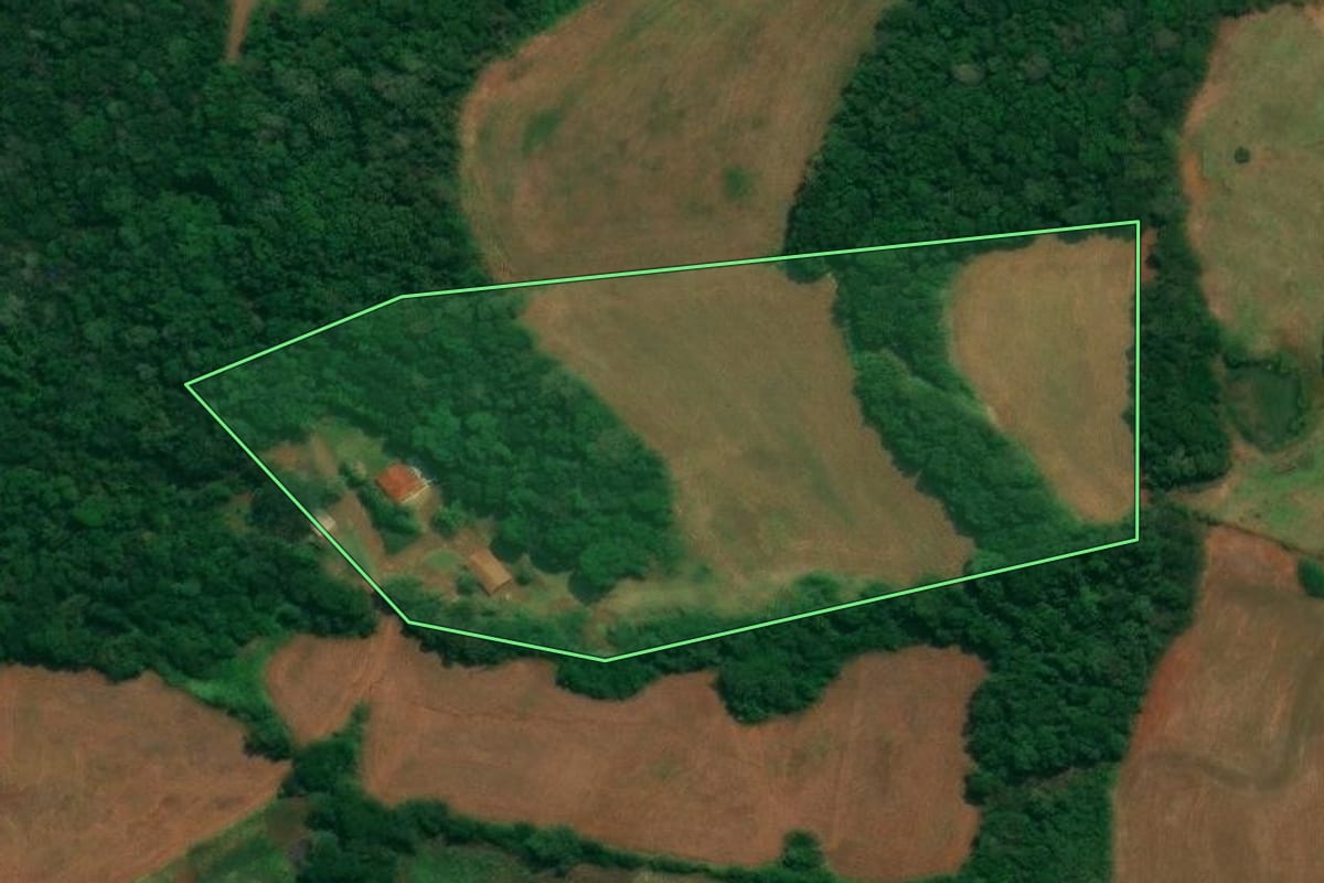 Imagem de satélite do imóvel rural em São Jorge d'Oeste (PR), com o contorno declarado no CAR desenhado por cima.
