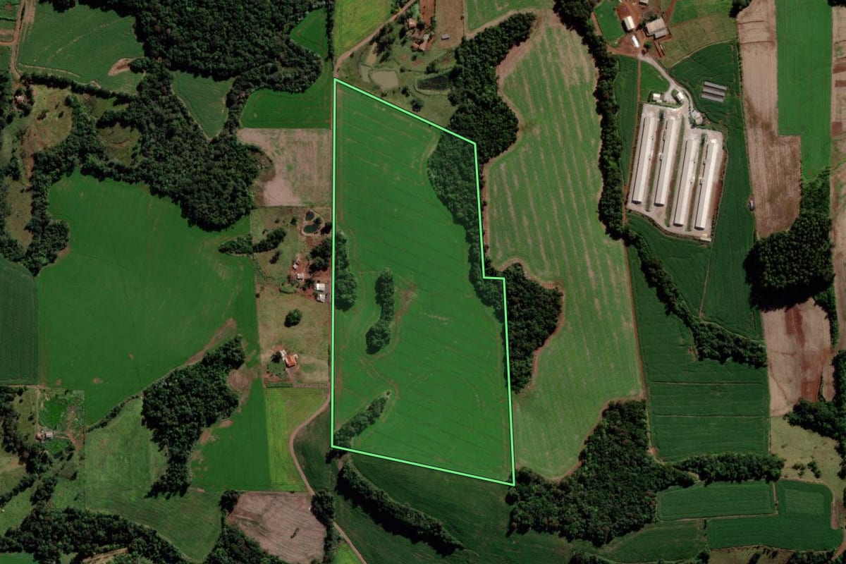 Imagem de satélite do imóvel rural em São Jorge d'Oeste (PR), com o contorno declarado no CAR desenhado por cima.