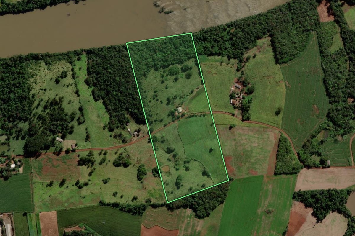 Imagem de satélite do imóvel rural em São Jorge d'Oeste (PR), com o contorno declarado no CAR desenhado por cima.
