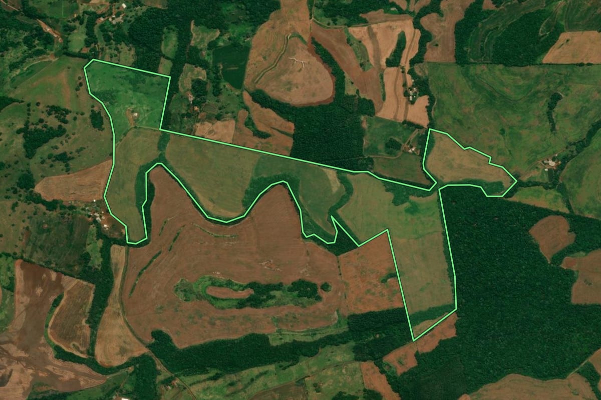 Imagem de satélite do imóvel rural em São Jorge d'Oeste (PR), com o contorno declarado no CAR desenhado por cima.