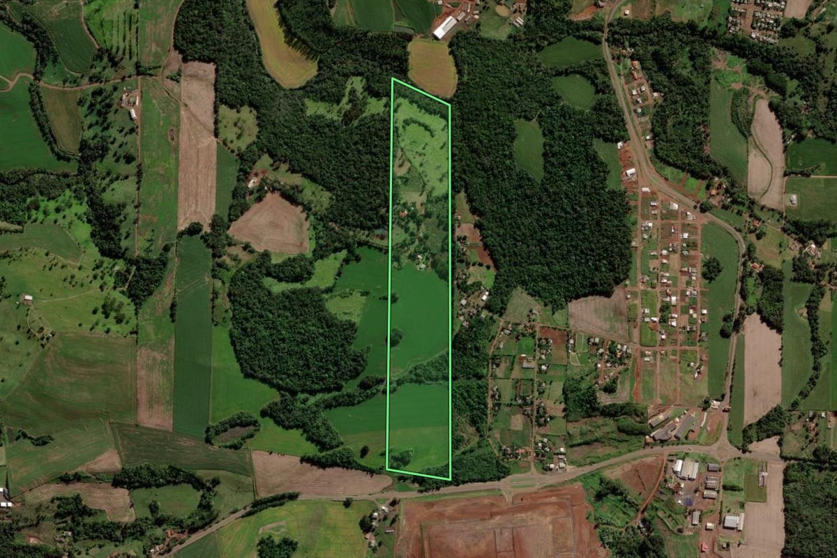 Imagem de satélite do imóvel rural em São Jorge d'Oeste (PR), com o contorno declarado no CAR desenhado por cima.