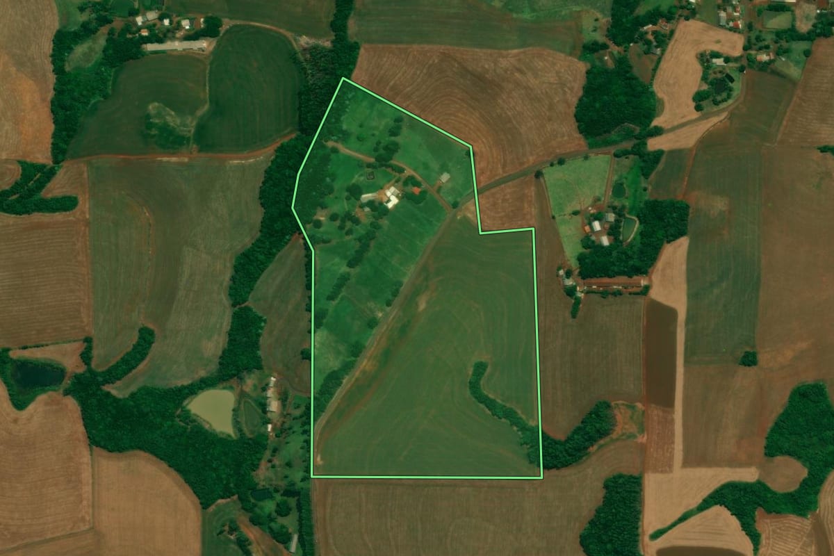 Imagem de satélite do imóvel rural em São Jorge d'Oeste (PR), com o contorno declarado no CAR desenhado por cima.
