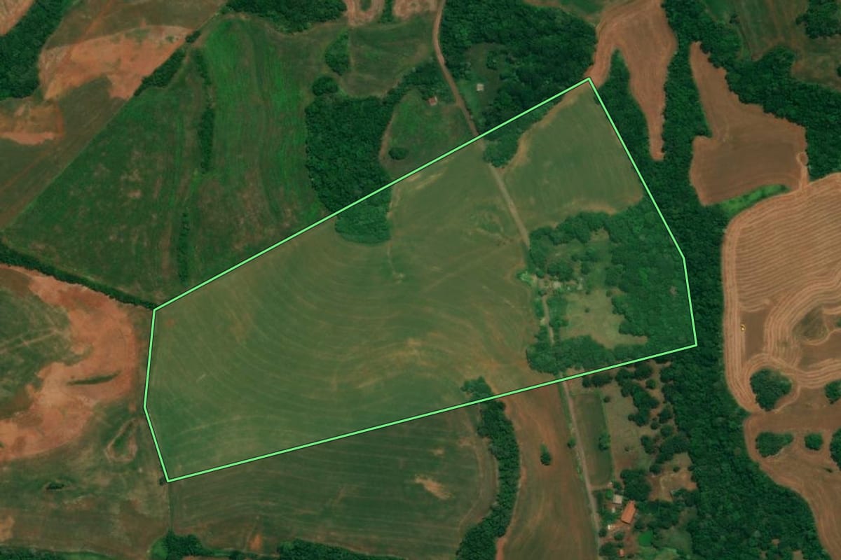 Imagem de satélite do imóvel rural em São Jorge d'Oeste (PR), com o contorno declarado no CAR desenhado por cima.