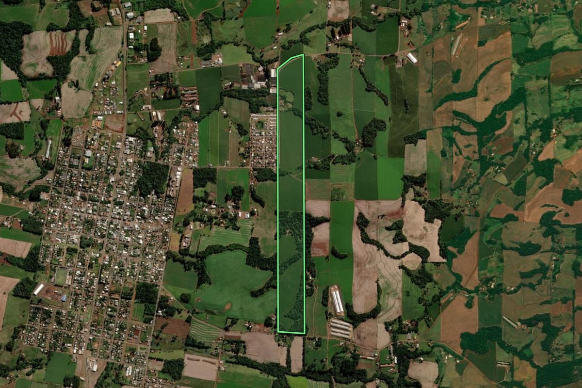 Imagem de satélite do imóvel rural em São Jorge d'Oeste (PR), com o contorno declarado no CAR desenhado por cima.