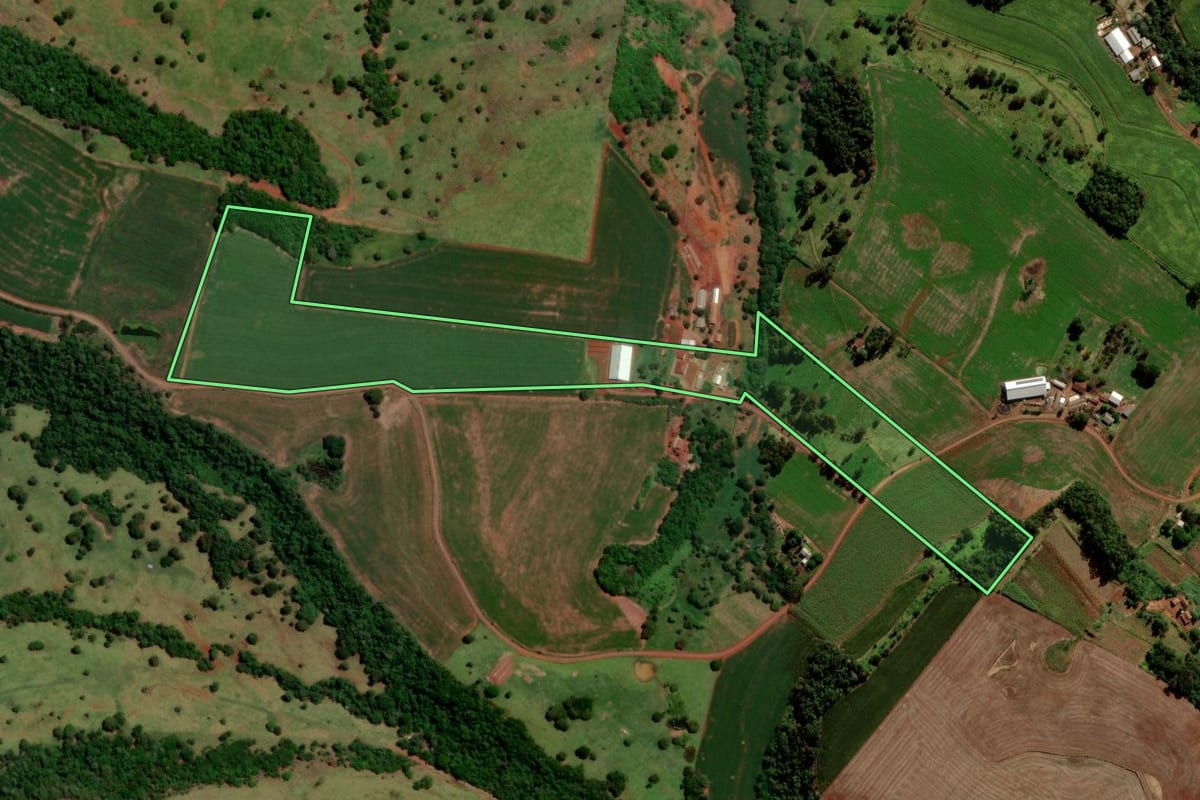Imagem de satélite do imóvel rural em São Jorge d'Oeste (PR), com o contorno declarado no CAR desenhado por cima.