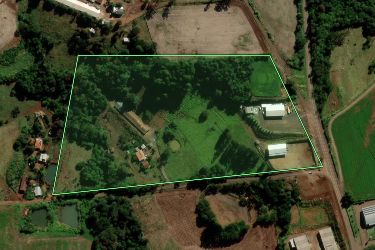 Imagem de satélite do imóvel rural em São Jorge d'Oeste (PR), com o contorno declarado no CAR desenhado por cima.