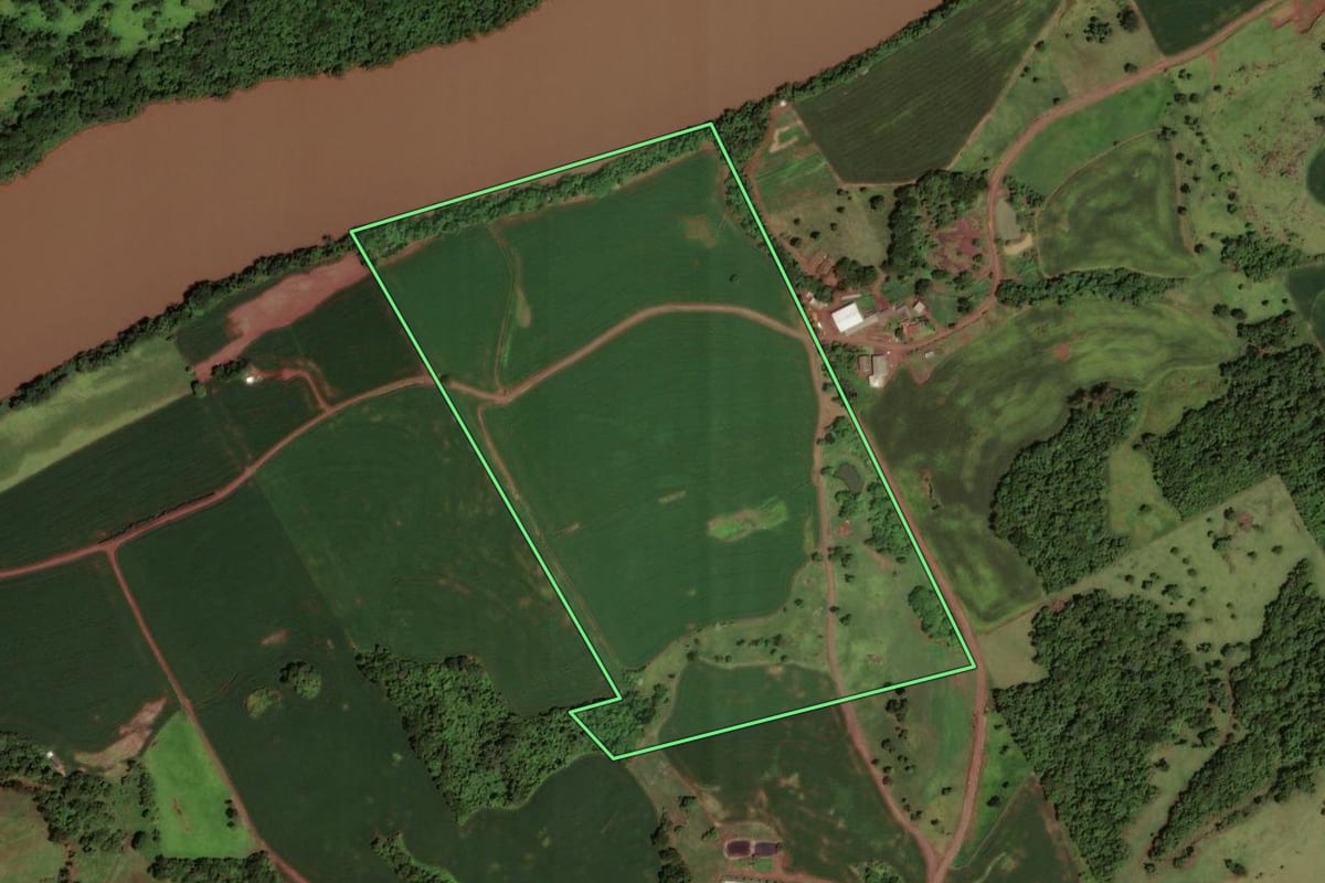 Imagem de satélite do imóvel rural em São Jorge d'Oeste (PR), com o contorno declarado no CAR desenhado por cima.