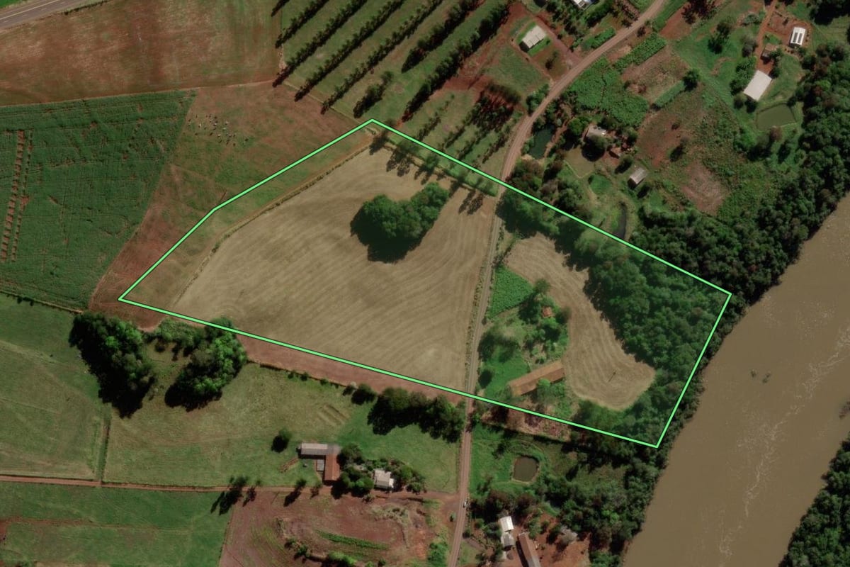 Imagem de satélite do imóvel rural em São Jorge d'Oeste (PR), com o contorno declarado no CAR desenhado por cima.