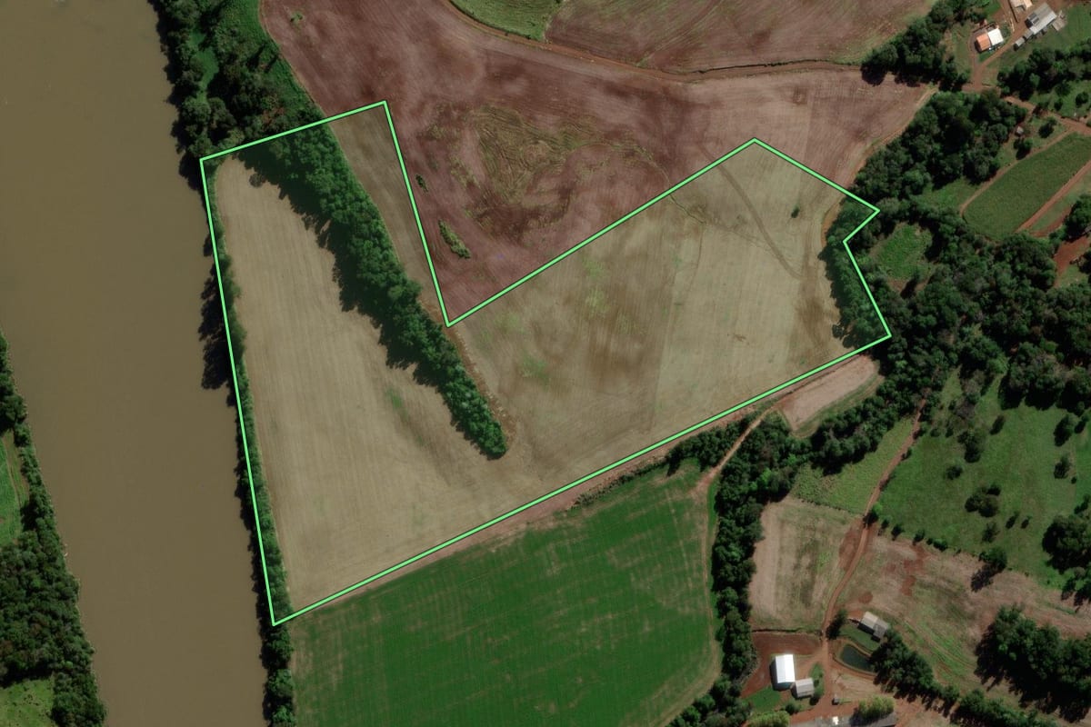 Imagem de satélite do imóvel rural em São Jorge d'Oeste (PR), com o contorno declarado no CAR desenhado por cima.