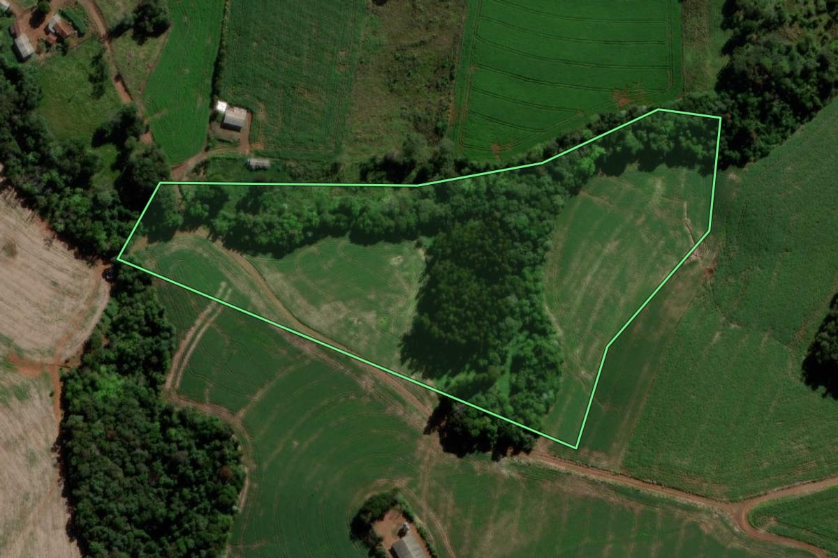 Imagem de satélite do imóvel rural em São Jorge d'Oeste (PR), com o contorno declarado no CAR desenhado por cima.