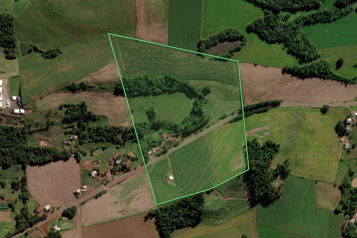 Imagem de satélite do imóvel rural em São Jorge d'Oeste (PR), com o contorno declarado no CAR desenhado por cima.
