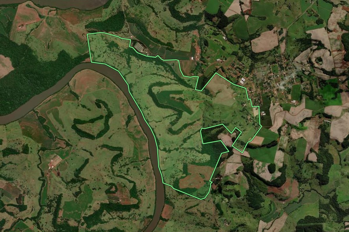 Imagem de satélite do imóvel rural em São Jorge d'Oeste (PR), com o contorno declarado no CAR desenhado por cima.