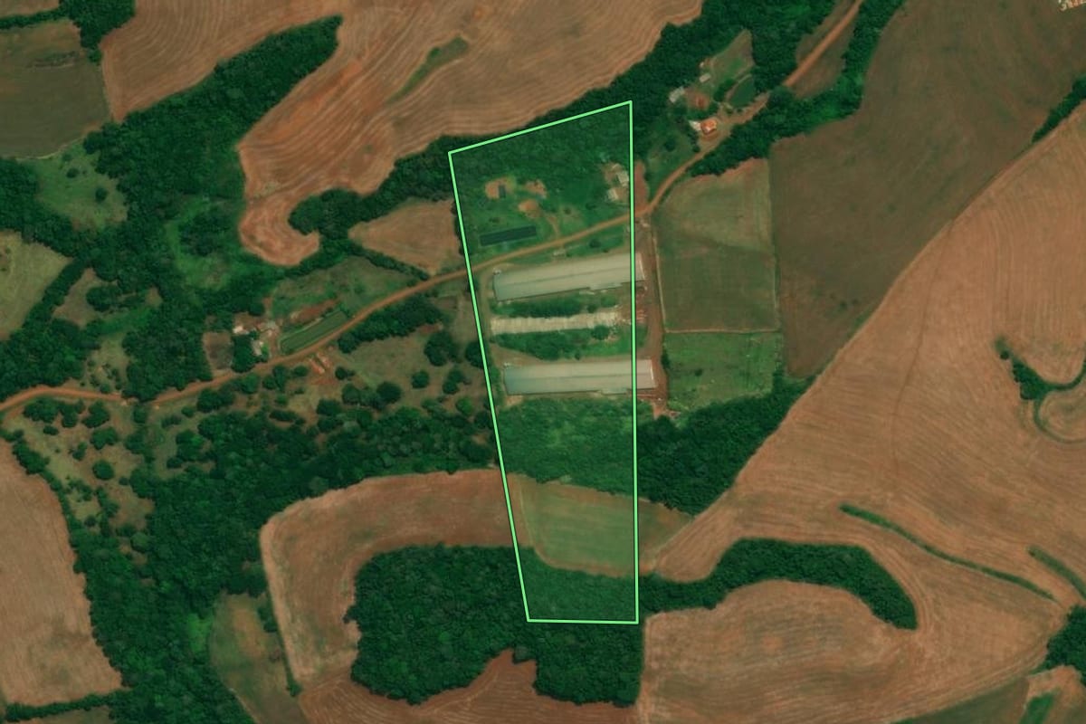 Imagem de satélite do imóvel rural em São Jorge d'Oeste (PR), com o contorno declarado no CAR desenhado por cima.