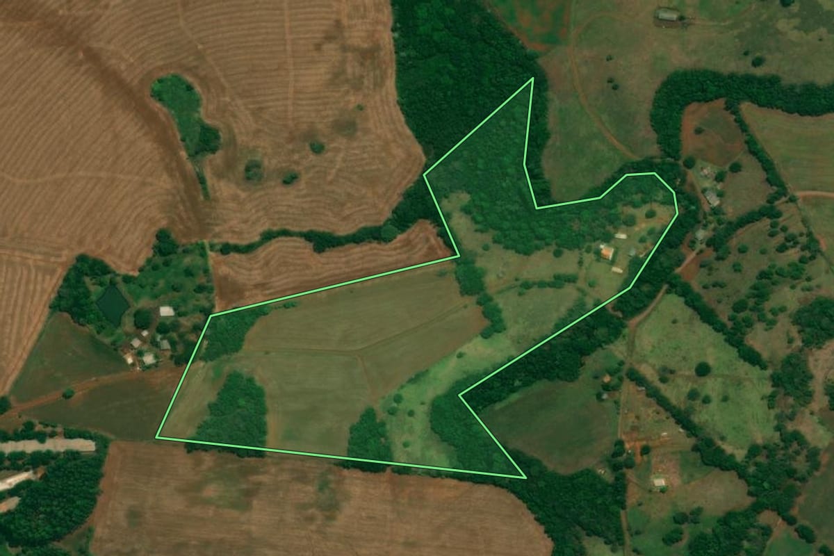 Imagem de satélite do imóvel rural em São Jorge d'Oeste (PR), com o contorno declarado no CAR desenhado por cima.