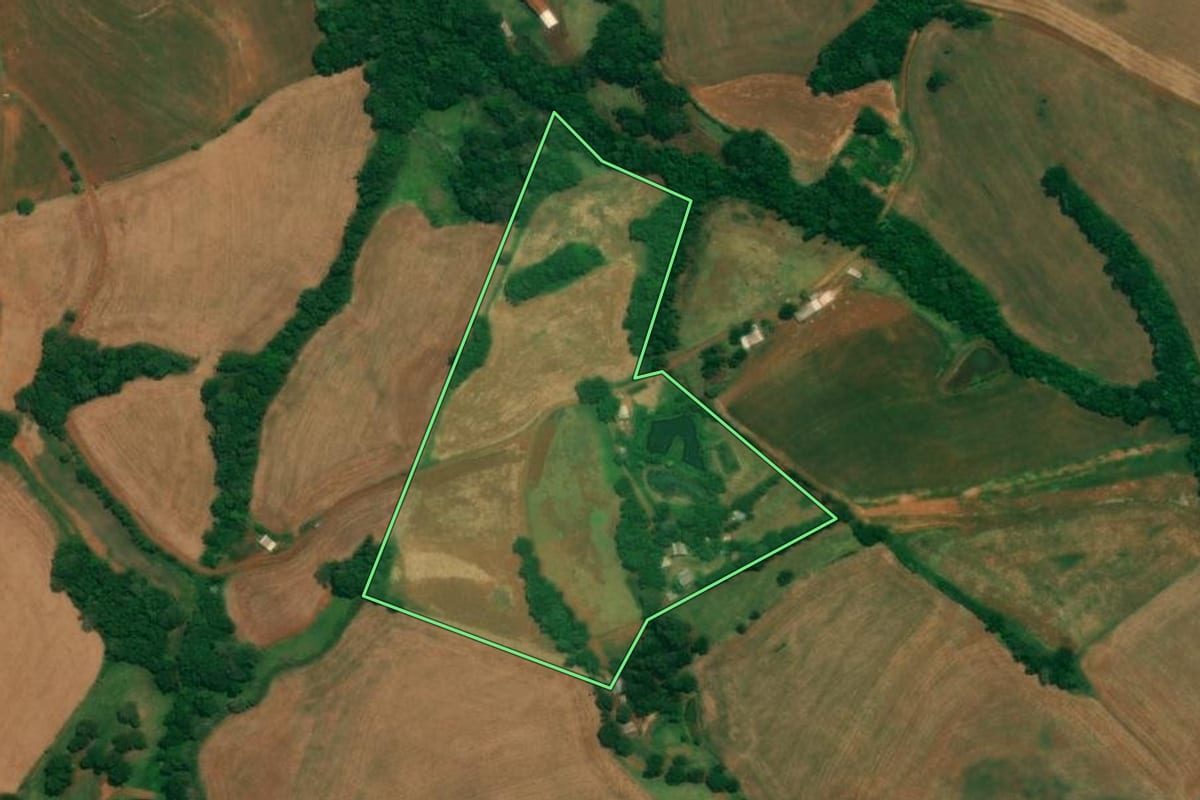 Imagem de satélite do imóvel rural em São Jorge d'Oeste (PR), com o contorno declarado no CAR desenhado por cima.