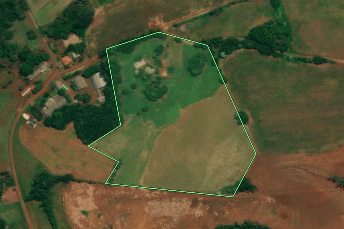 Imagem de satélite do imóvel rural em São Jorge d'Oeste (PR), com o contorno declarado no CAR desenhado por cima.