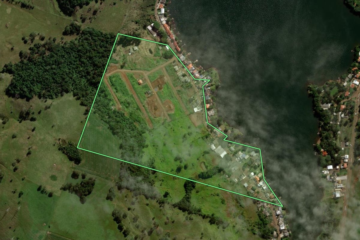 Imagem de satélite do imóvel rural em São Jorge d'Oeste (PR), com o contorno declarado no CAR desenhado por cima.