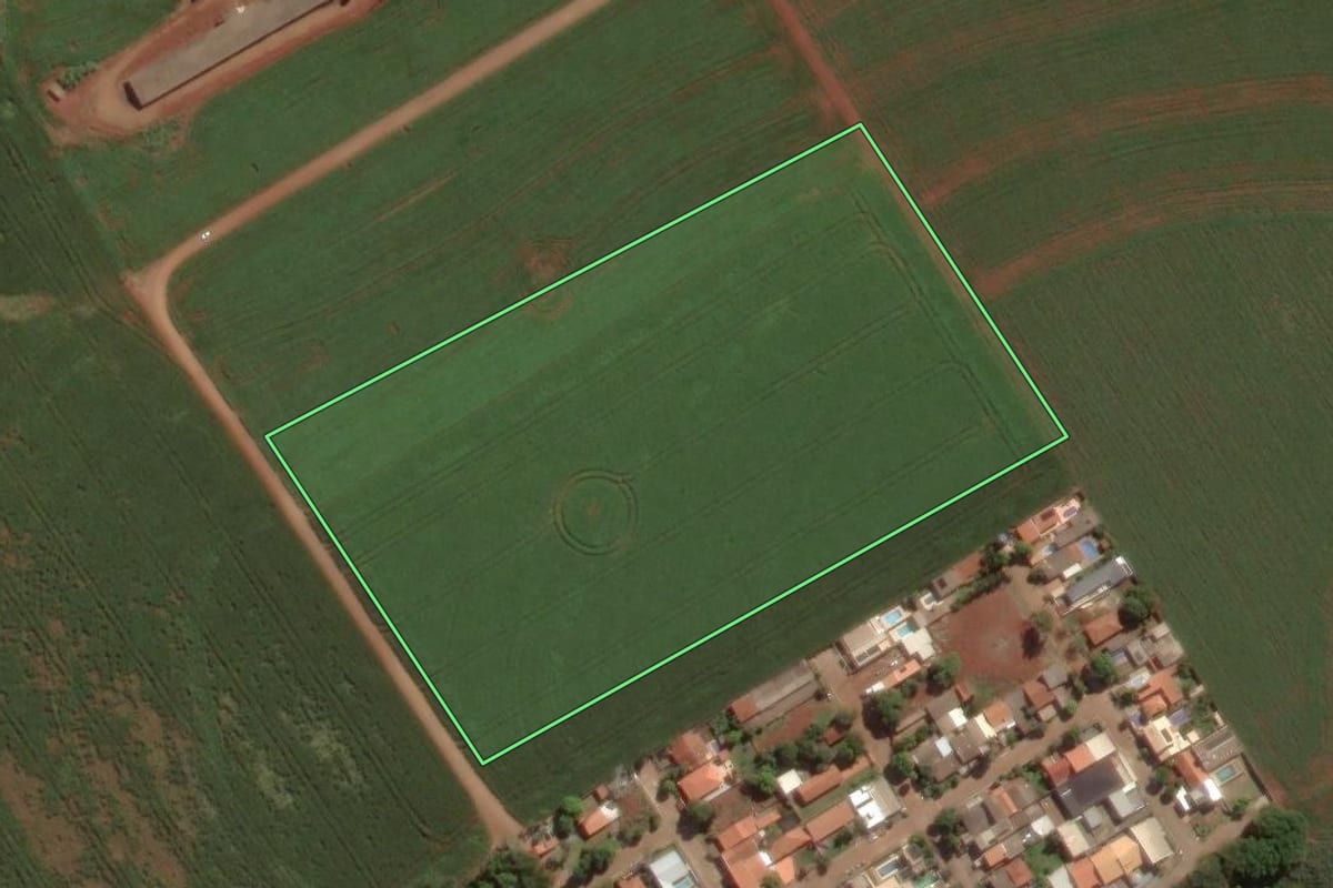 Imagem de satélite do imóvel rural em São Jorge do Ivaí (PR), com o contorno declarado no CAR desenhado por cima.