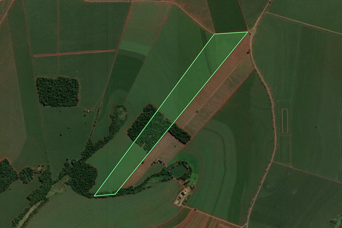 Imagem de satélite do imóvel rural em São Jorge do Ivaí (PR), com o contorno declarado no CAR desenhado por cima.