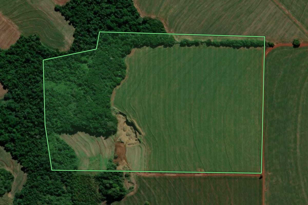 Imagem de satélite do imóvel rural em São Jorge do Ivaí (PR), com o contorno declarado no CAR desenhado por cima.