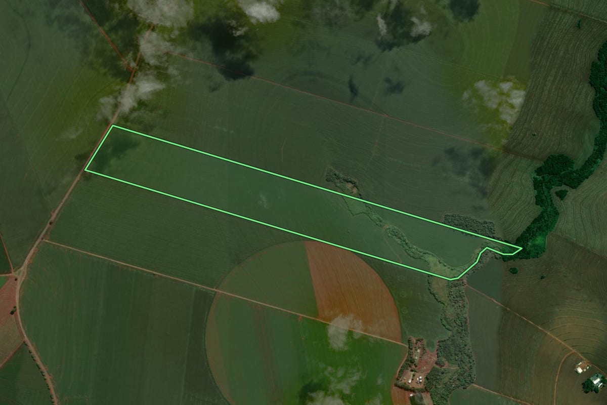 Imagem de satélite do imóvel rural em São Jorge do Ivaí (PR), com o contorno declarado no CAR desenhado por cima.