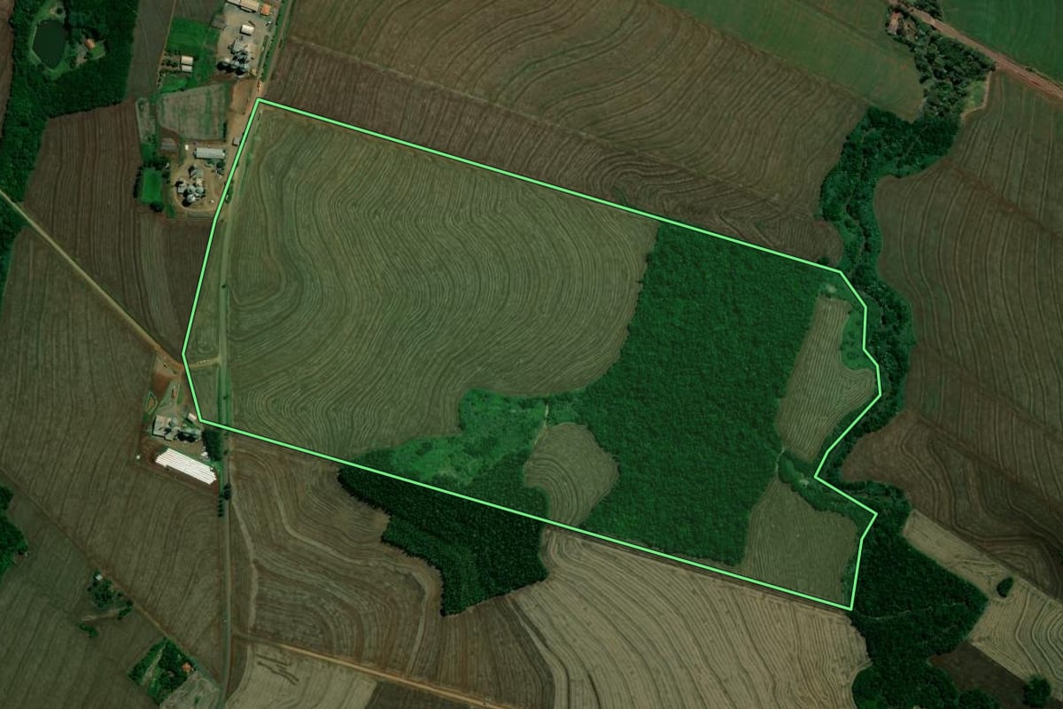 Imagem de satélite do imóvel rural em São Jorge do Ivaí (PR), com o contorno declarado no CAR desenhado por cima.