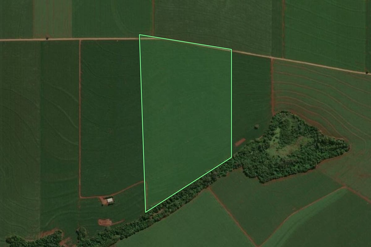 Imagem de satélite do imóvel rural em São Jorge do Ivaí (PR), com o contorno declarado no CAR desenhado por cima.