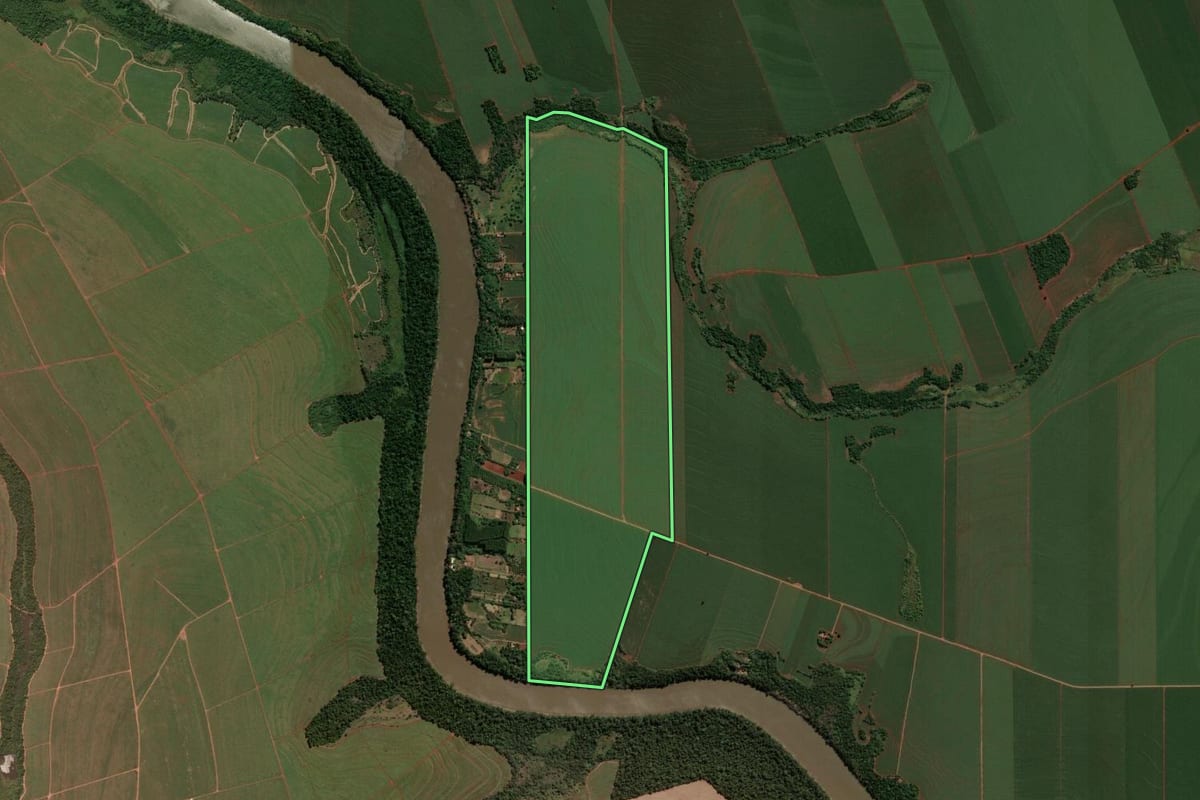 Imagem de satélite do imóvel rural em São Jorge do Ivaí (PR), com o contorno declarado no CAR desenhado por cima.