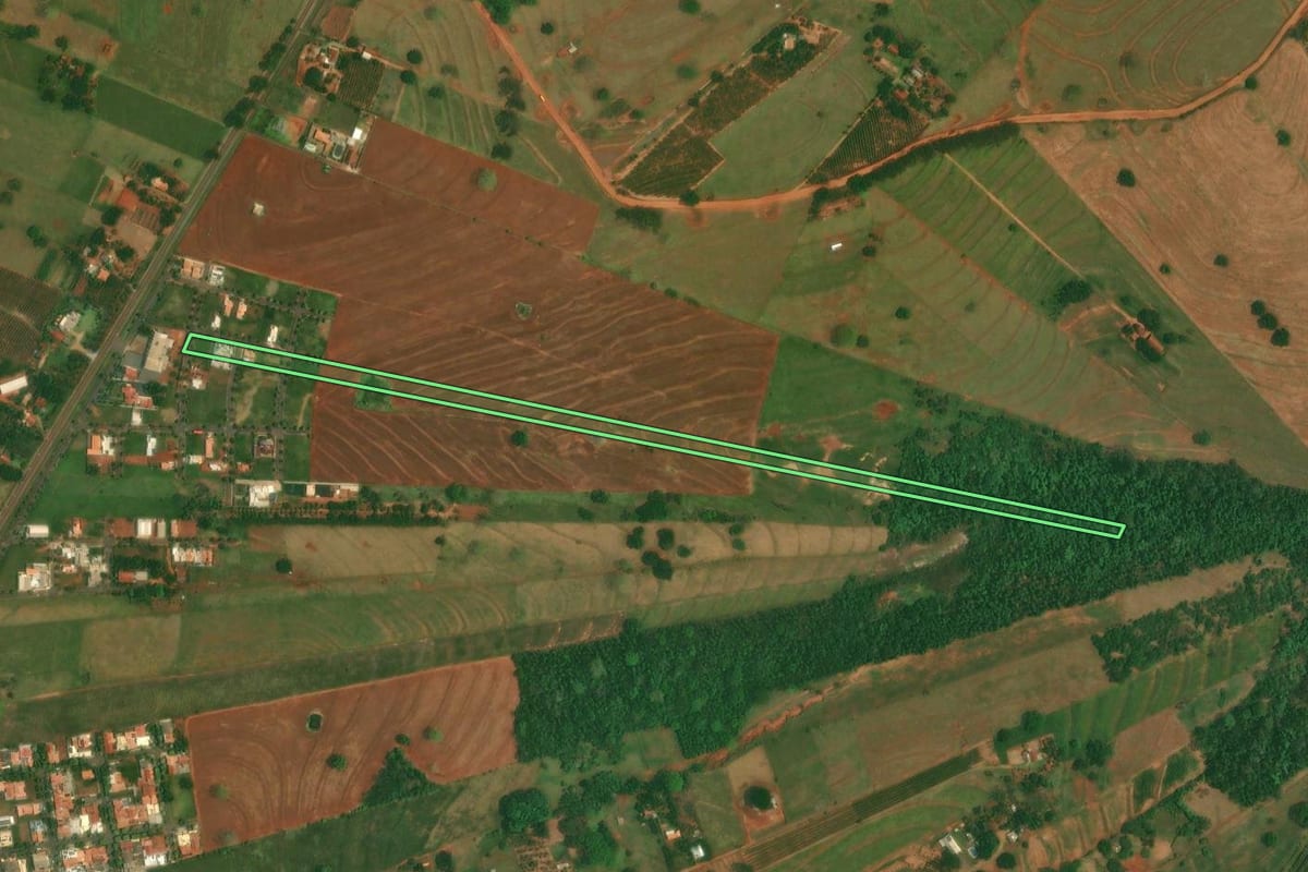 Imagem de satélite do imóvel rural em São Jorge do Patrocínio (PR), com o contorno declarado no CAR desenhado por cima.