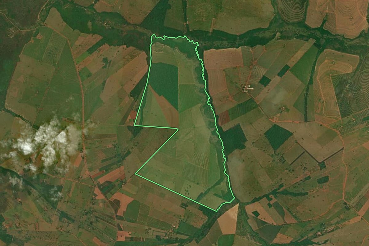 Imagem de satélite do imóvel rural em São Jorge do Patrocínio (PR), com o contorno declarado no CAR desenhado por cima.
