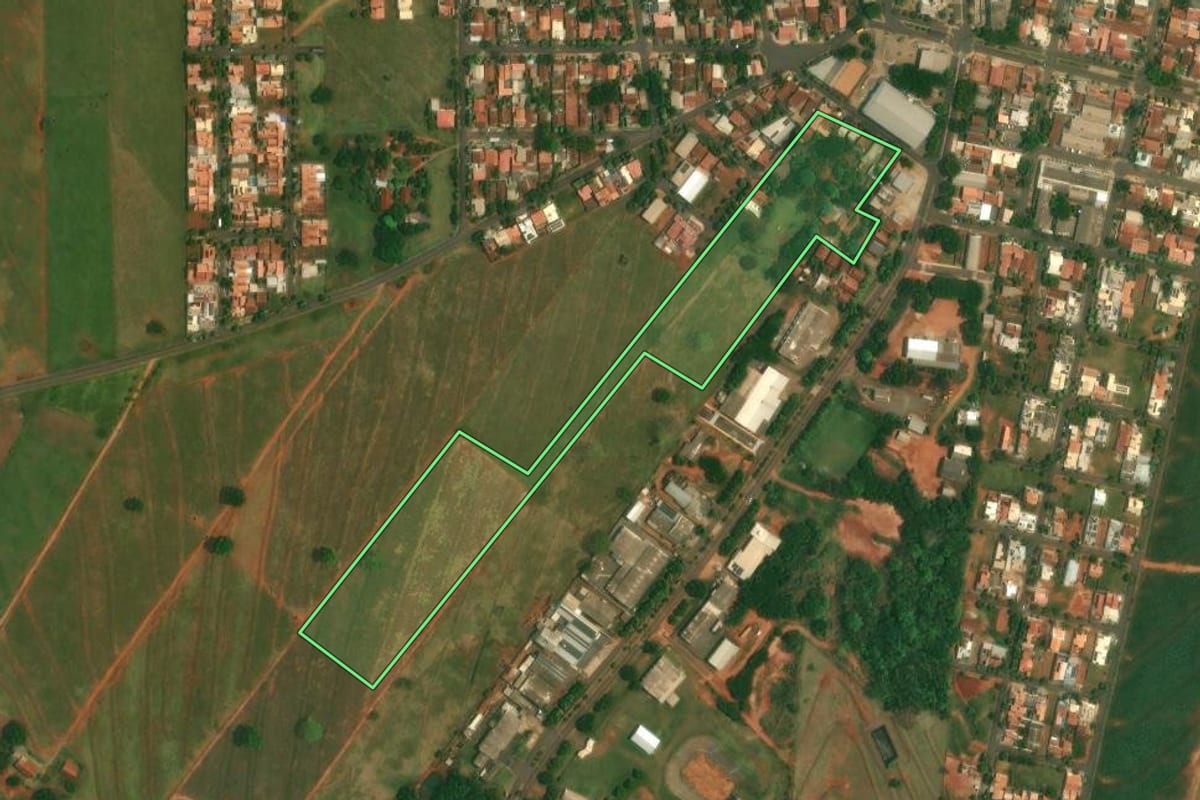 Imagem de satélite do imóvel rural em São Jorge do Patrocínio (PR), com o contorno declarado no CAR desenhado por cima.
